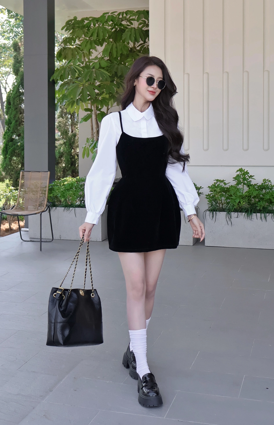 Set váy nhung yếm kèm áo sơ mi trắng