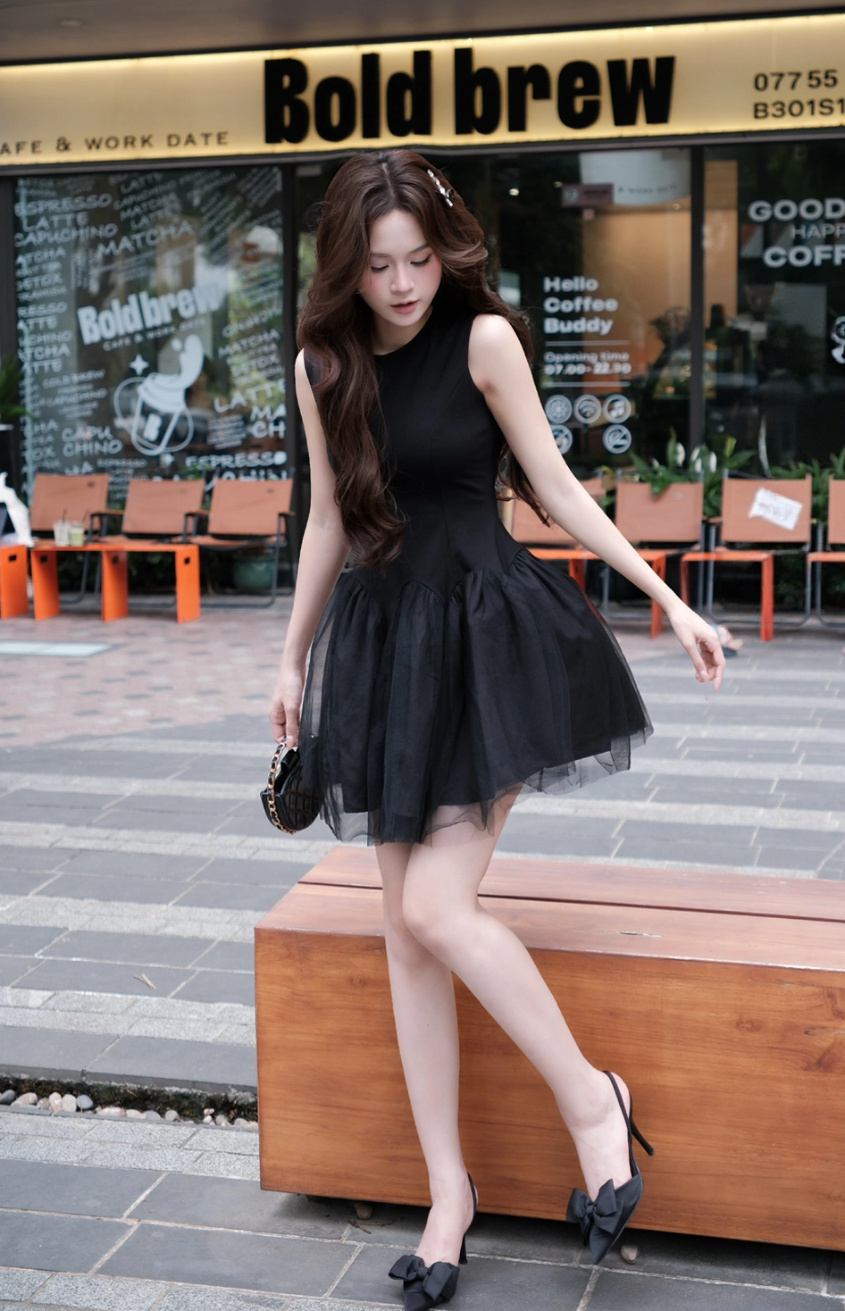 Váy đen sát nách tùng xòe lưới