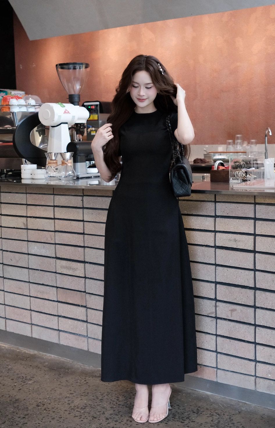 Đầm đen dáng suông