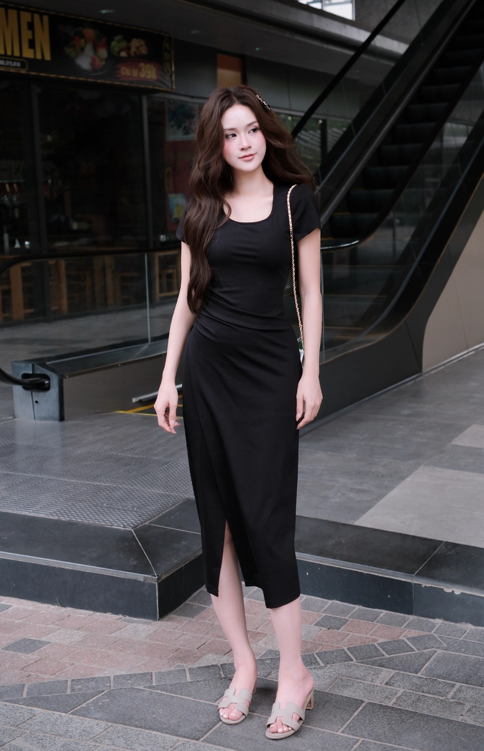 Đầm đen liên nhún eo đắp vạt trước