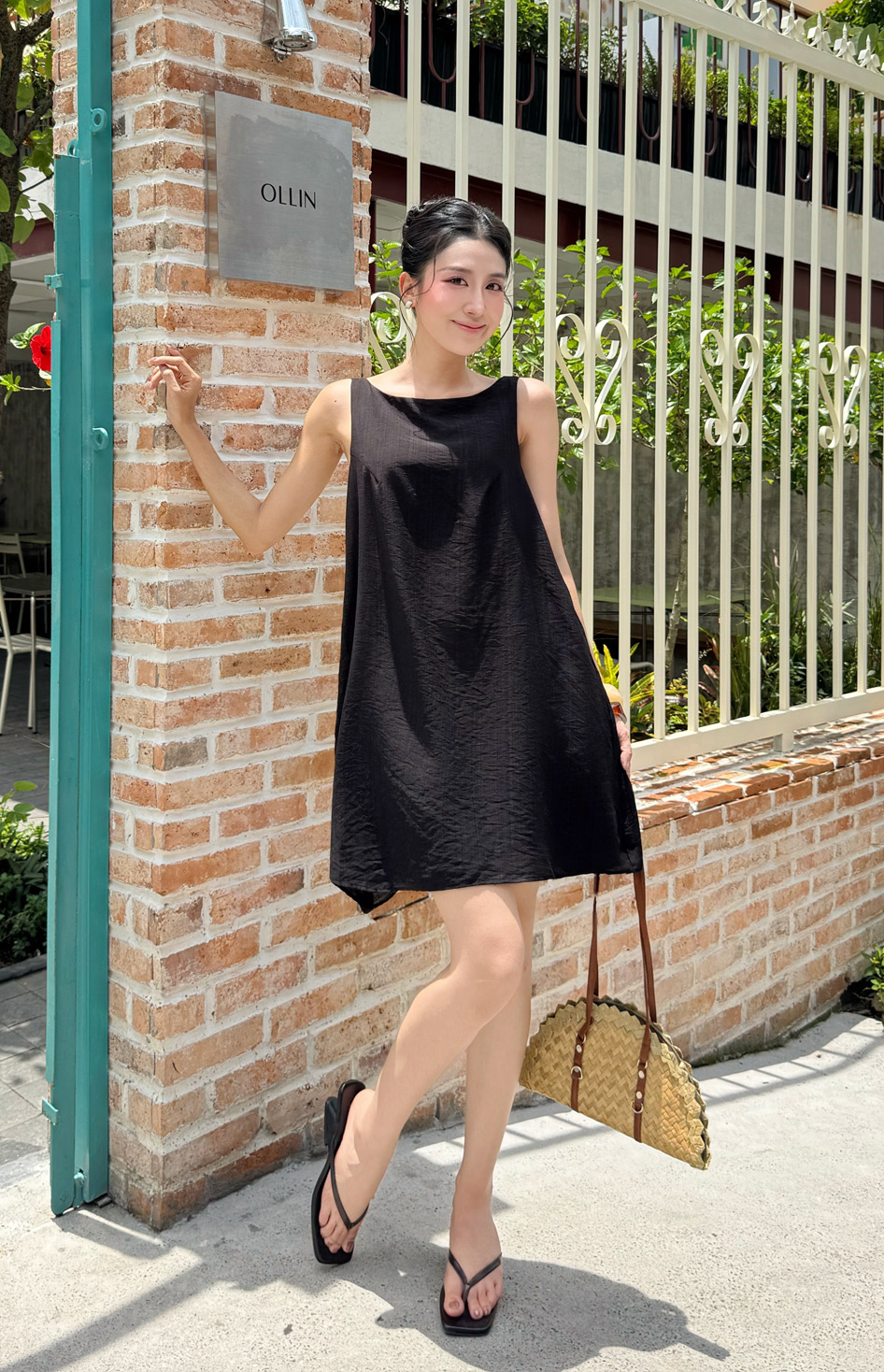 Đầm đen dáng xuông sát nách cổ thuyền