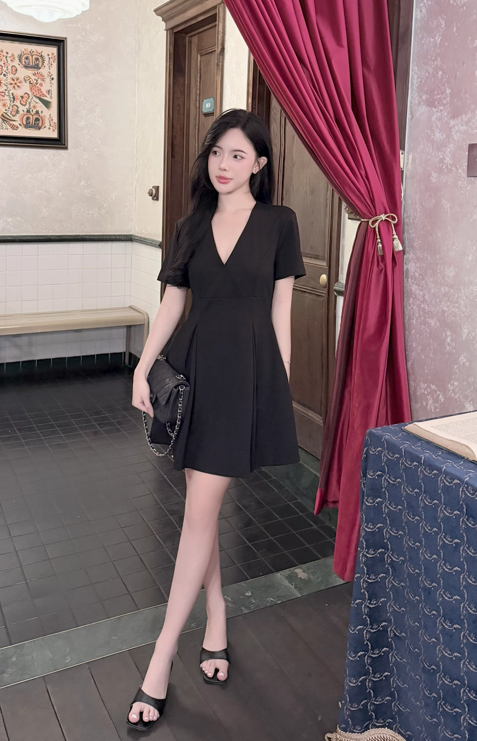 Đầm đen cổ V xếp ly dáng xòe thanh lịch