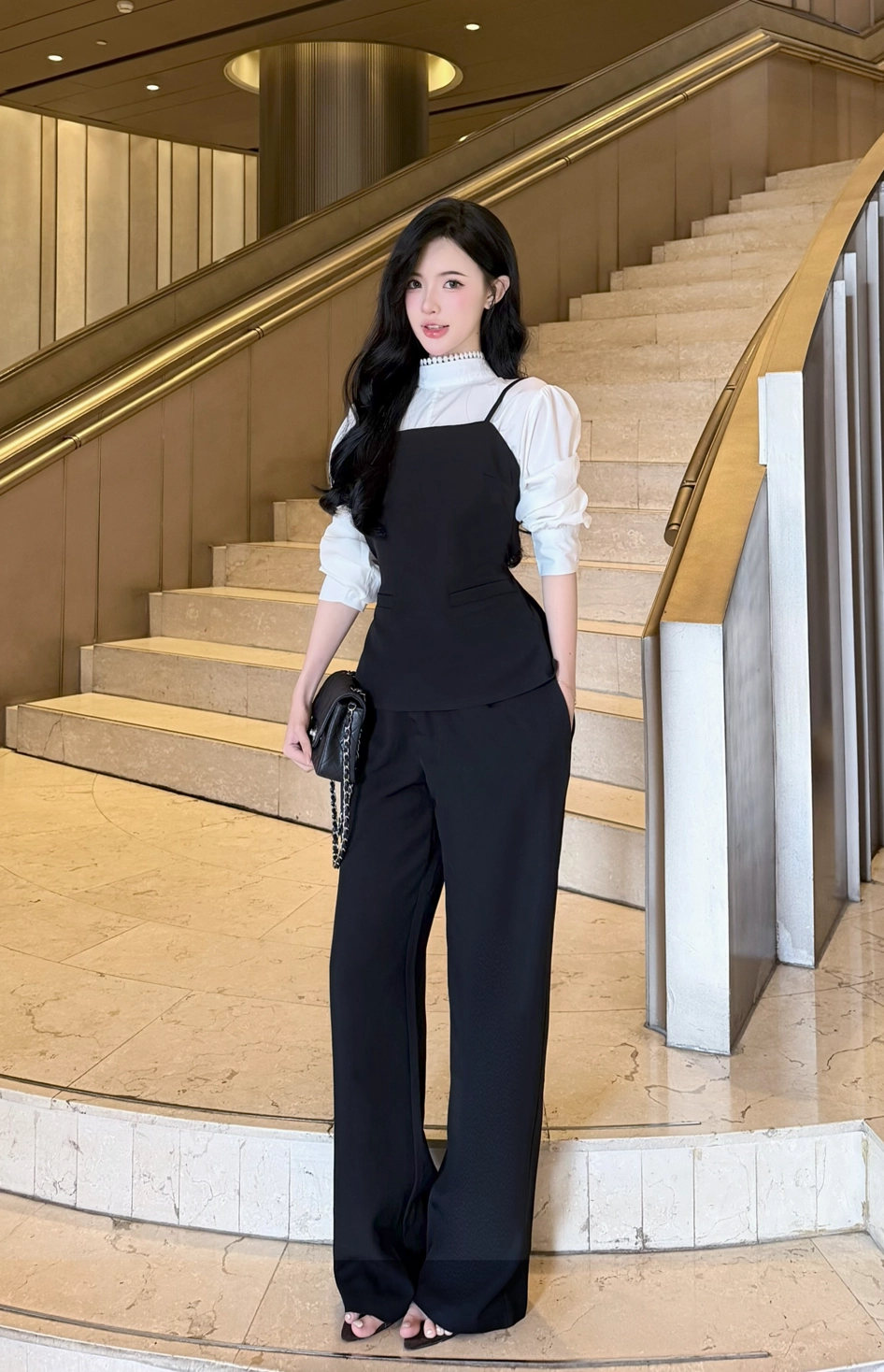 Set yếm đen phối áo trắng tay phồng